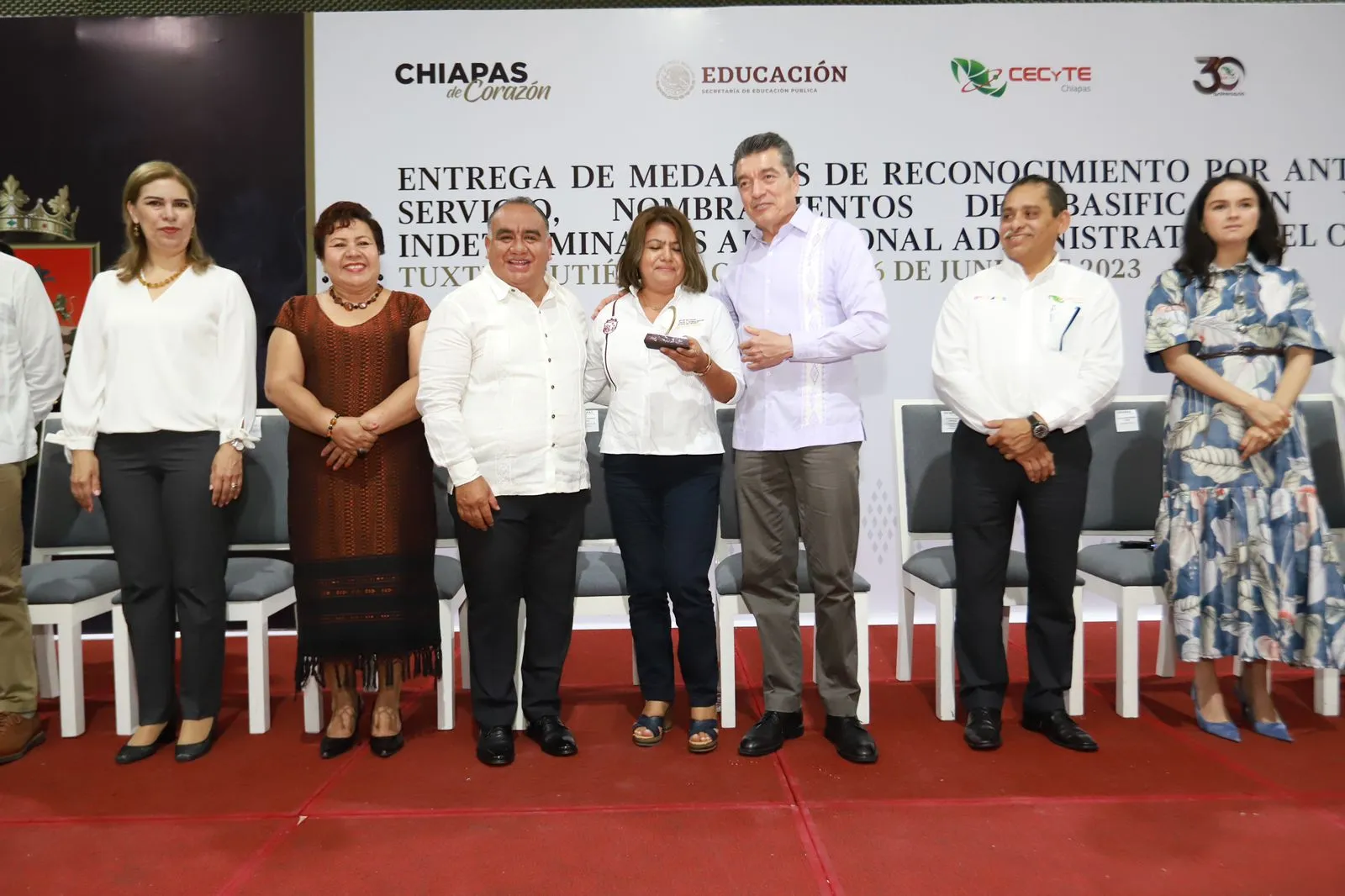 Entrega Rutilio Escandón nombramientos de basificación y contratos a personal de Cecyte Chiapas