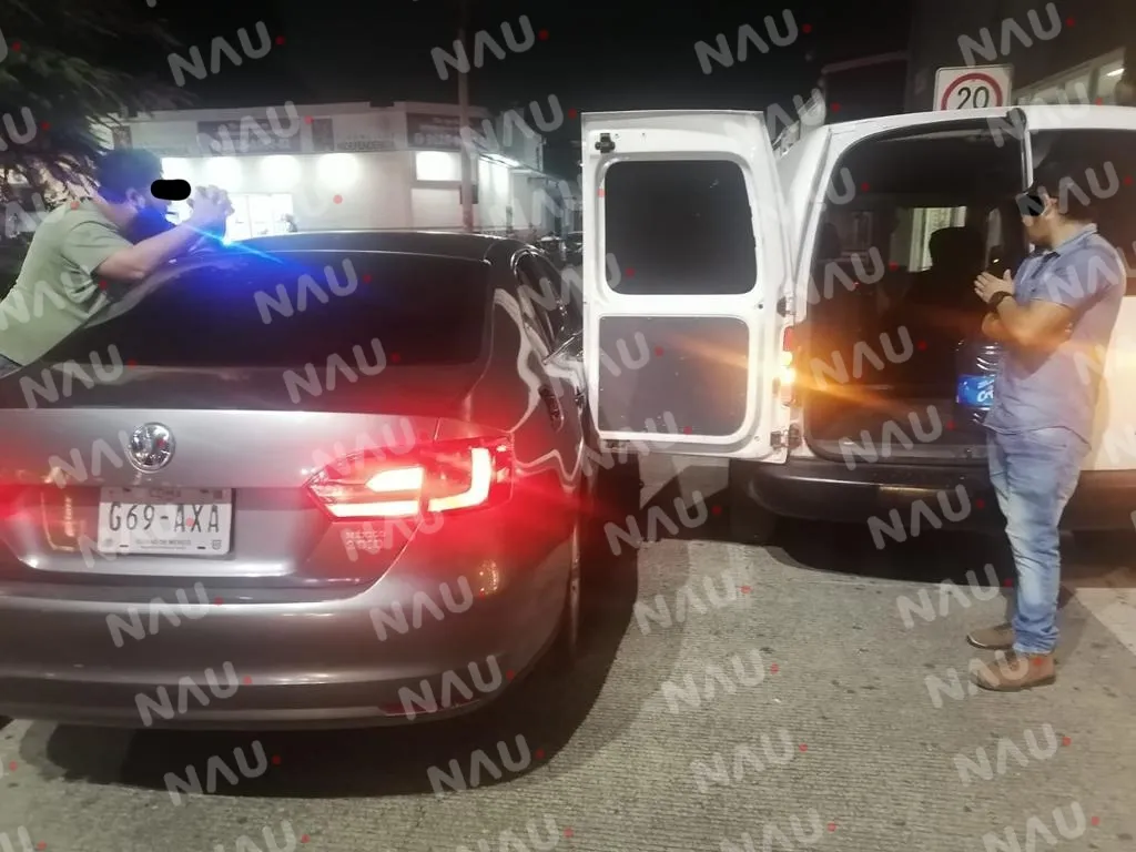 Pequeño accidente ocasiona al abrir la puerta de una camioneta