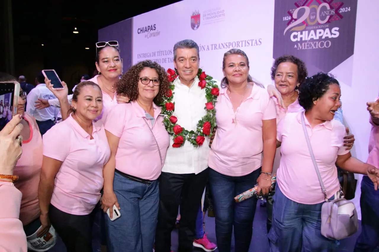 Rutilio Escandón entrega títulos de concesión a transportistas de Tapachula, tras más de 20 años de espera