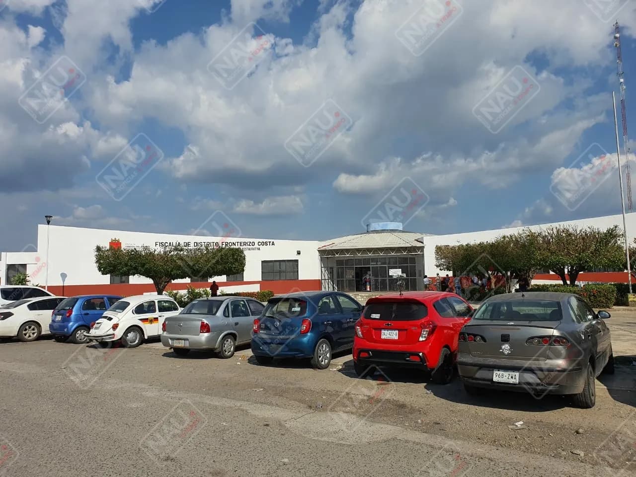 Roban vehículo de la colonia Montenegro