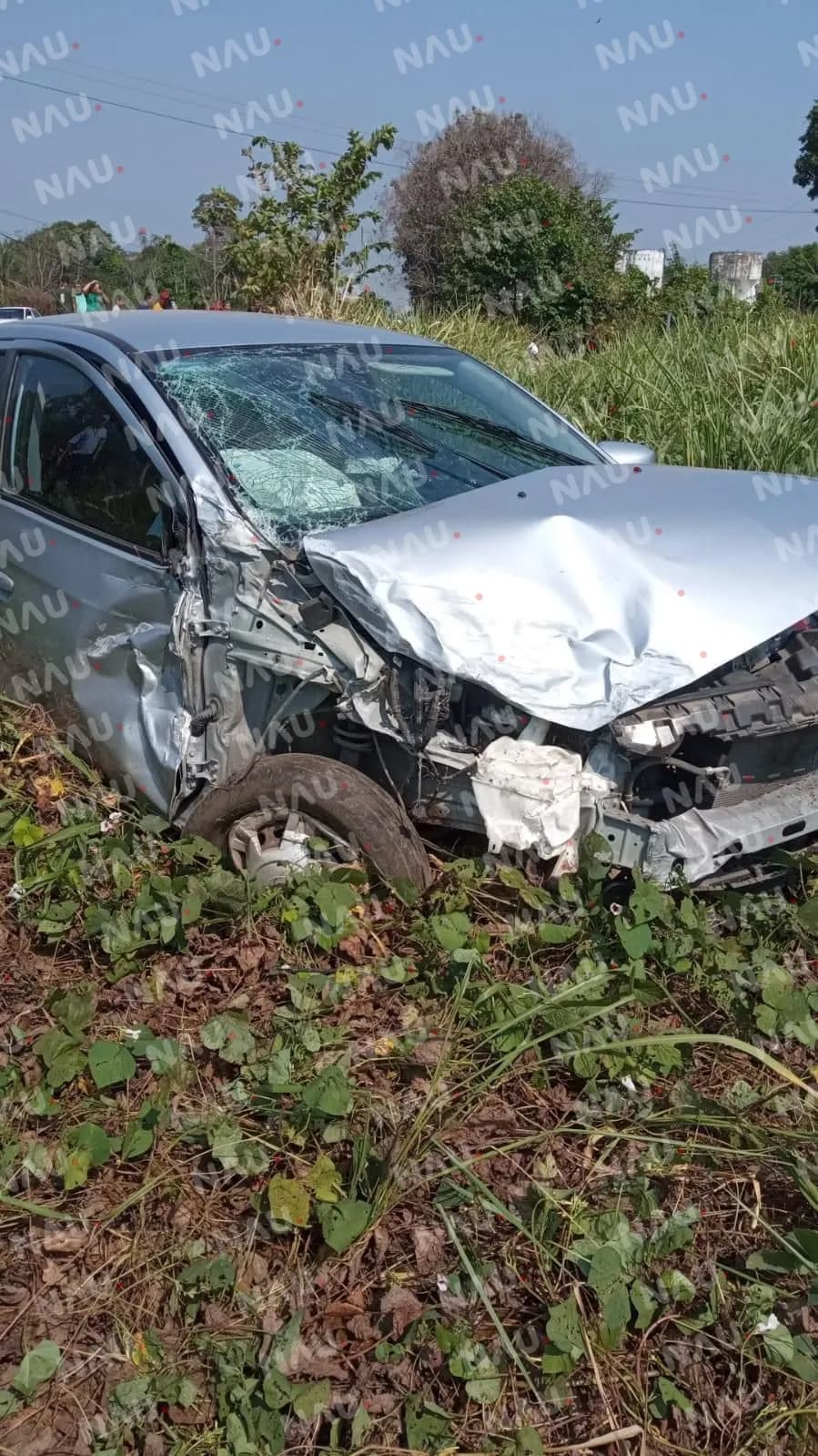 Chocan dos vehículos a la altura del campo Valeria de Tuxtla Chico