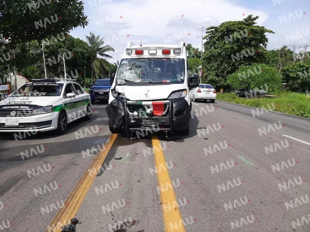 Una ambulancia de PC de Motozintla, impacta a motociclista en la carretera Tapachula – Puerto Madero
