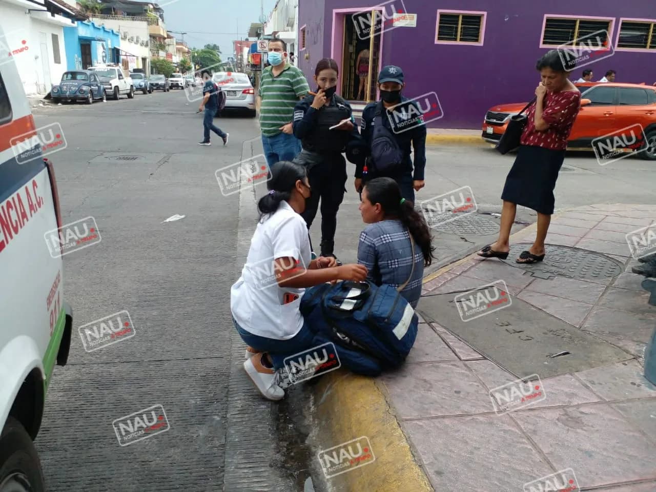 Mujer cae de su motoneta y resultó con lesiones leves.