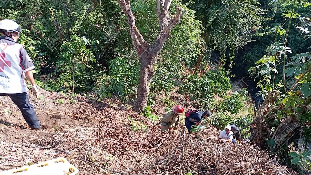 Unidad de pasaje se fue a un barranco; dejó 3 muertos y 13 lesionados