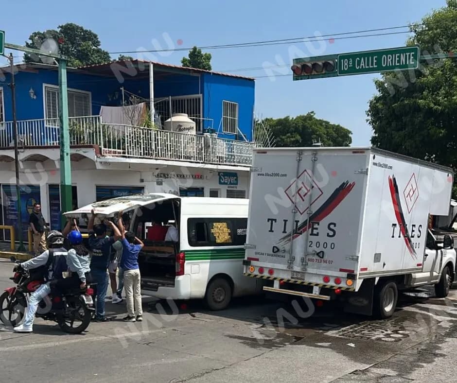 Tres pasajeros lesionados tras choque entre colectiva y camión en Tapachula