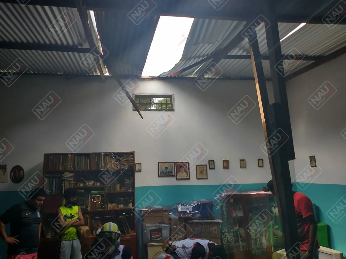 Dos lesionados al caer del techo de una casa