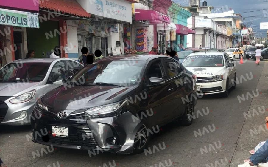 Vehículo chocó por alcance contra motocicleta en el centro de Tapachula