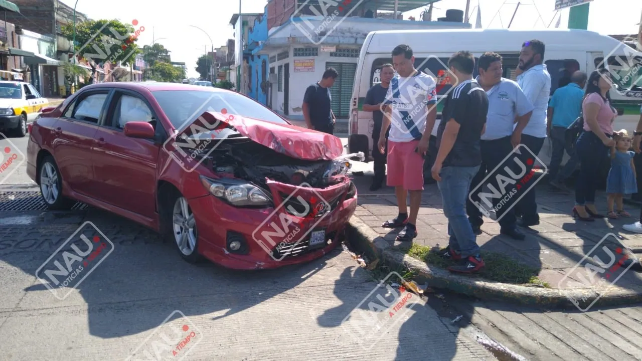 Dos lesionados deja accidente en cruce de semáforos