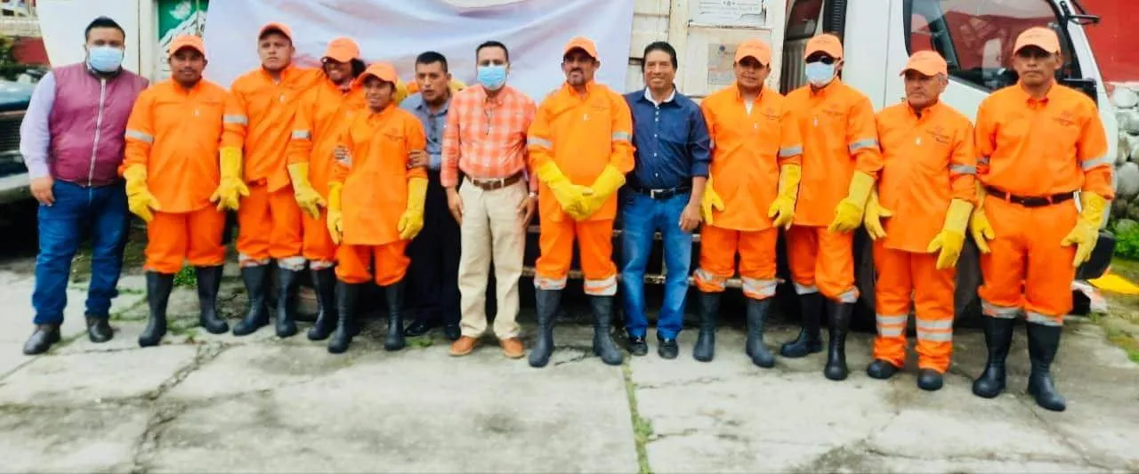 Ayuntamiento de Unión Juárez Entrega Uniformes a Personal de Limpia Pública y Recolectores de Basura