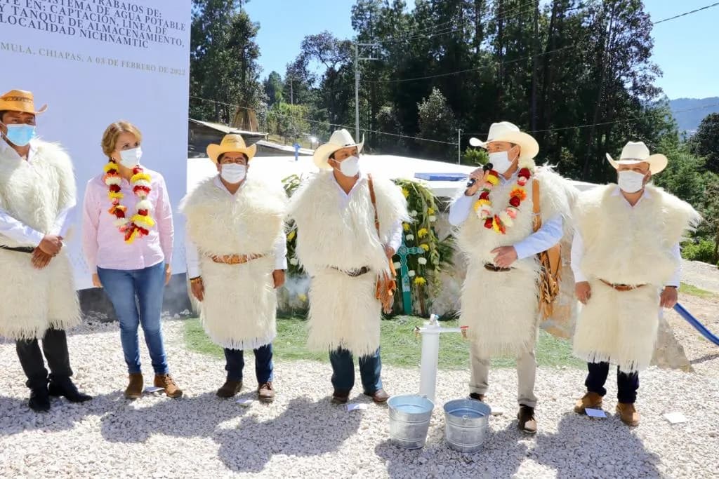 Inaugura Rutilio Escandón caminos y sistema de agua potable en localidades de Chamula