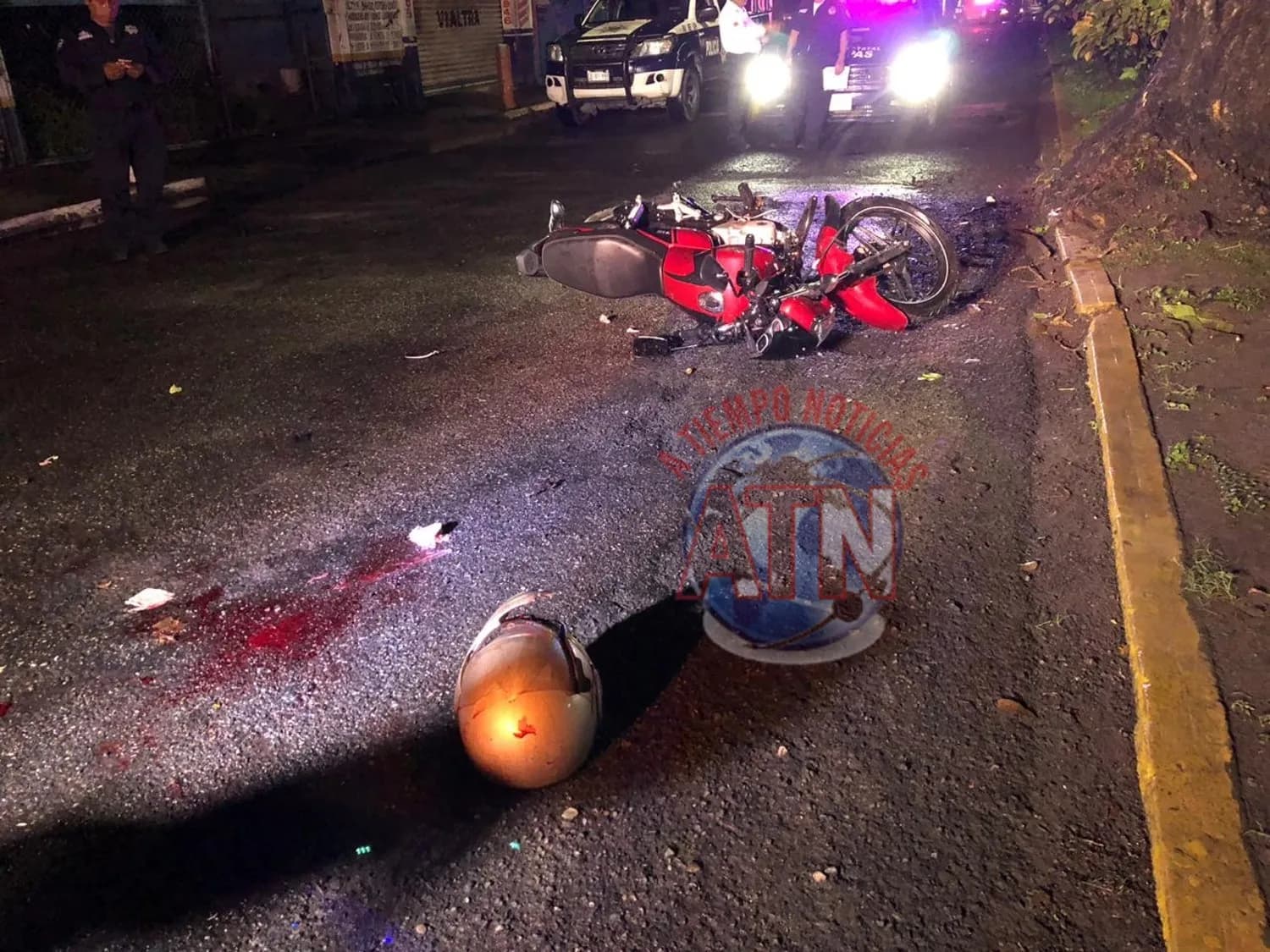 Dos lesionados al derrapar la motocicleta en que viajaban