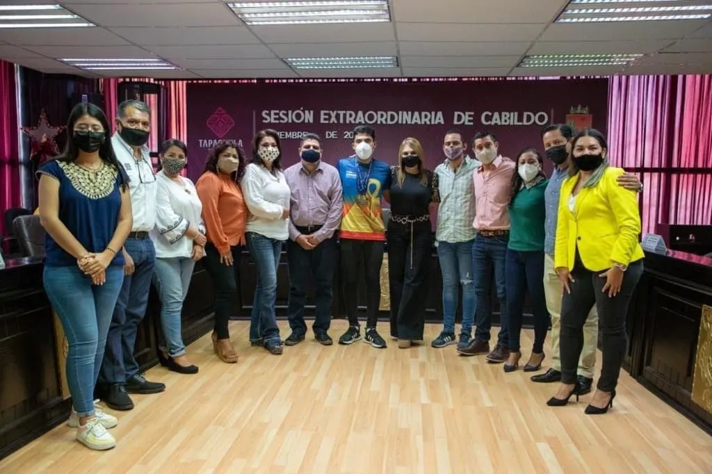 ALCALDESA ROSY URBINA RECONOCE A DEPORTISTA TAPACHULTECO