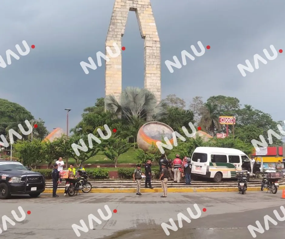 Tres lesionados deja choque entre camioneta y unidad de transporte público en Tapachula