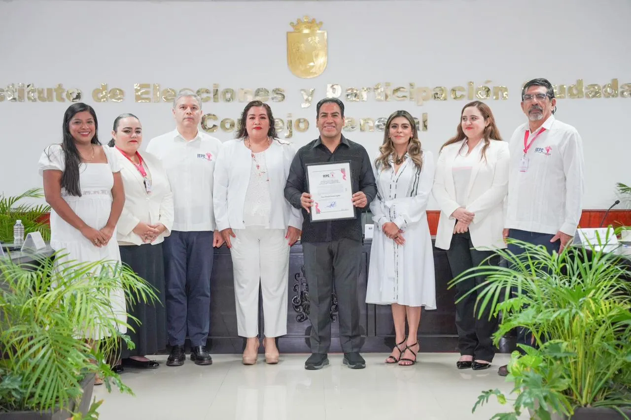 Eduardo Ramírez recibe constancia que lo reconoce como gobernador electo de Chiapas