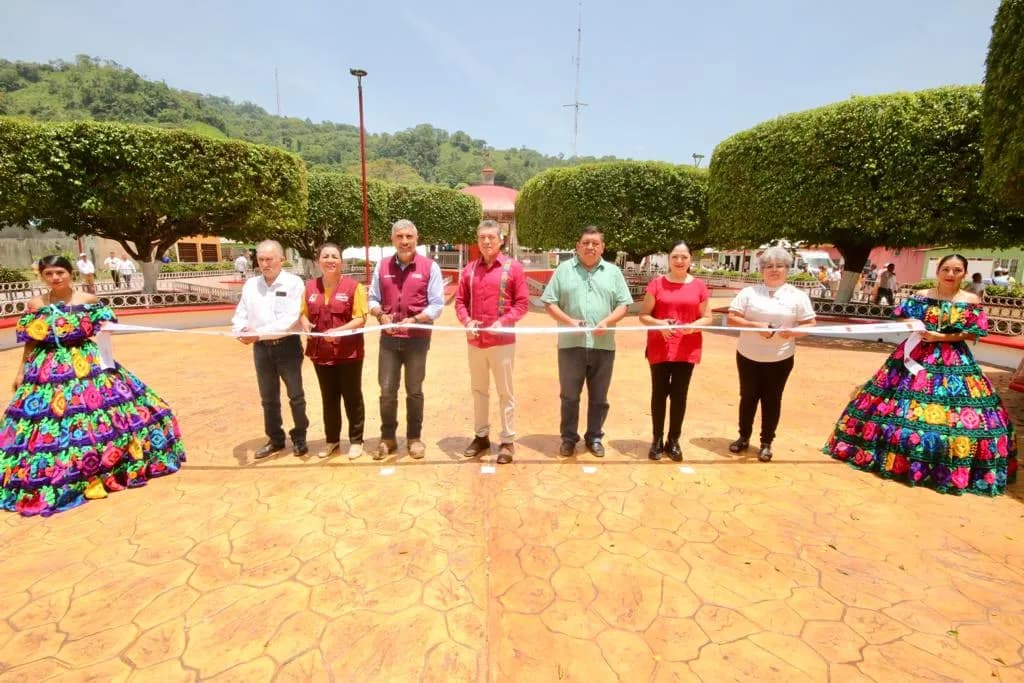 En Ixtapangajoya, inaugura Rutilio Escandón rehabilitación del Parque Central