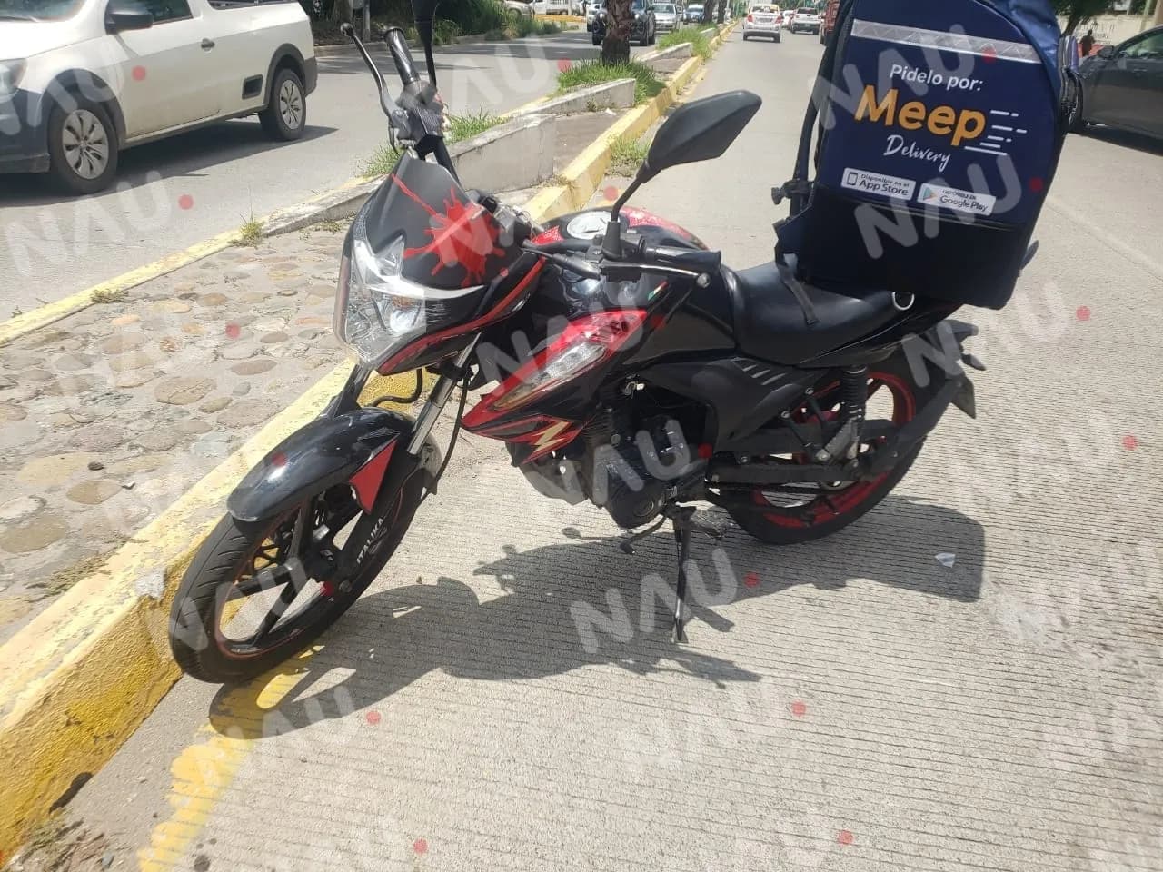 Motocicleta choca contra vehículo frente al internado