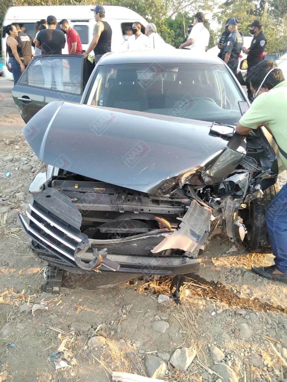 Choque con volcadura deja dos lesionados