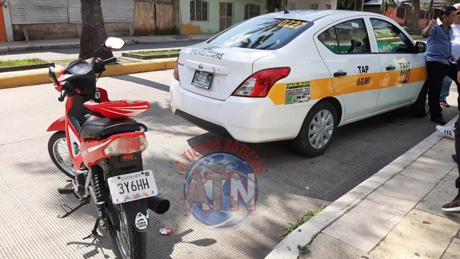 Taxista ocasiona accidente por ganar pasaje