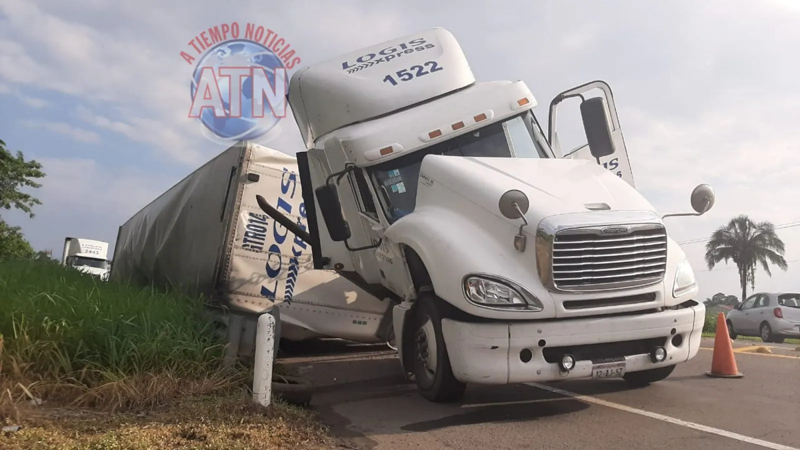 Volcadura de un tráiler deja solo daños materiales