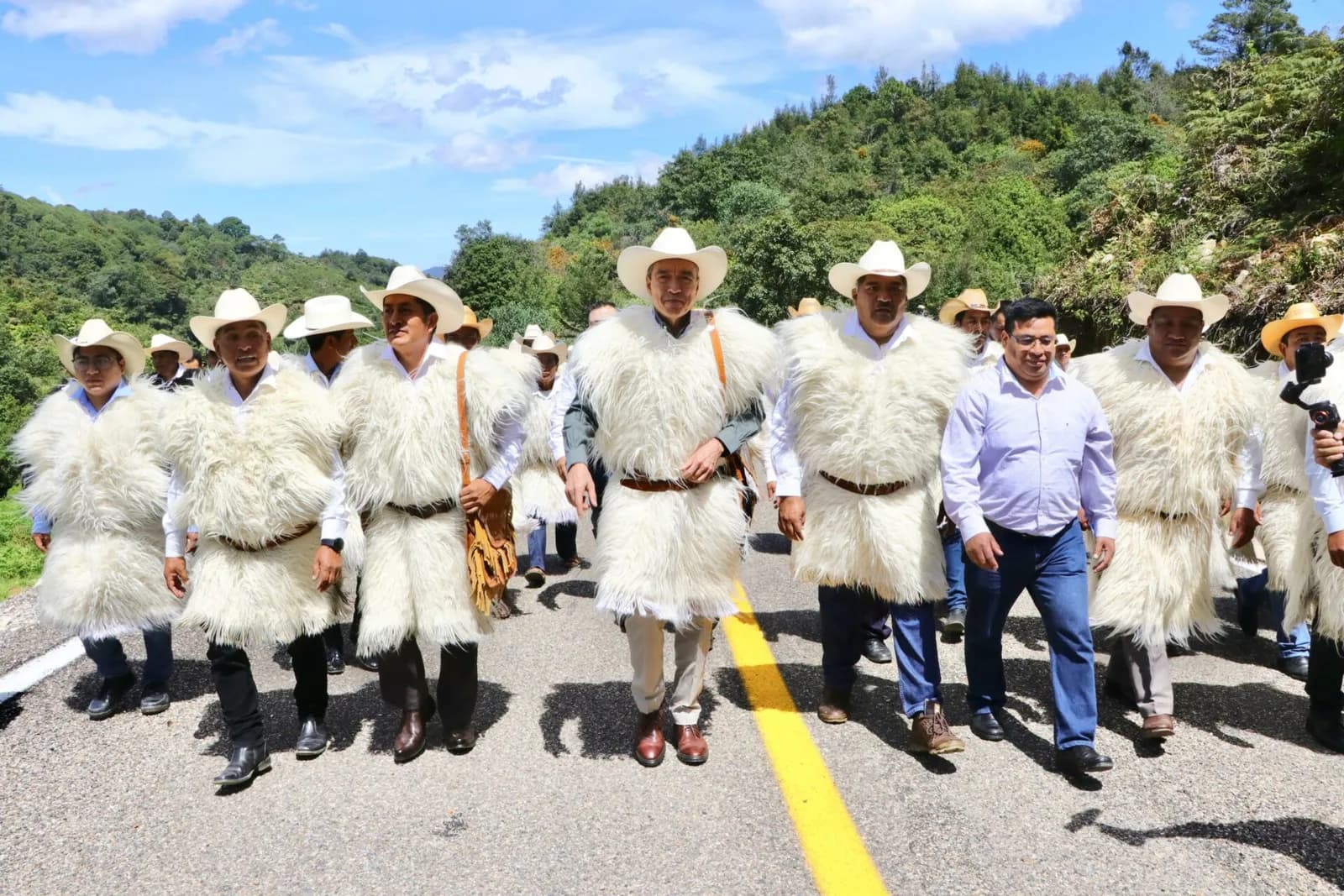Inaugura Rutilio Escandón construcción del camino Yaalvacash – Entronque Carretero Yutniontic, en Chamula