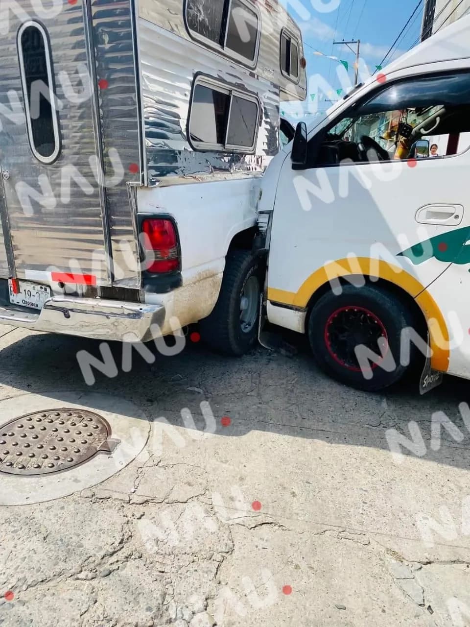 Solo daños materiales dejó un choque entre combi y vehículo particular