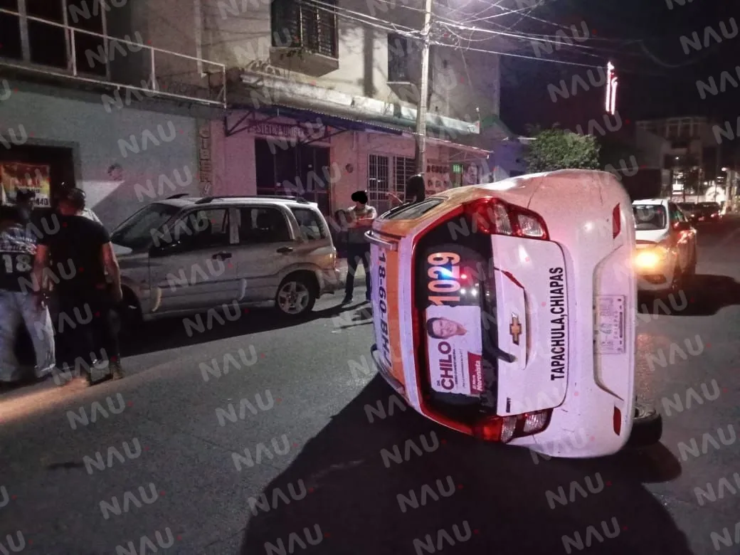 Volcadura de Taxi en la 16 Sur: Conductor Resulta con Lesiones Leves