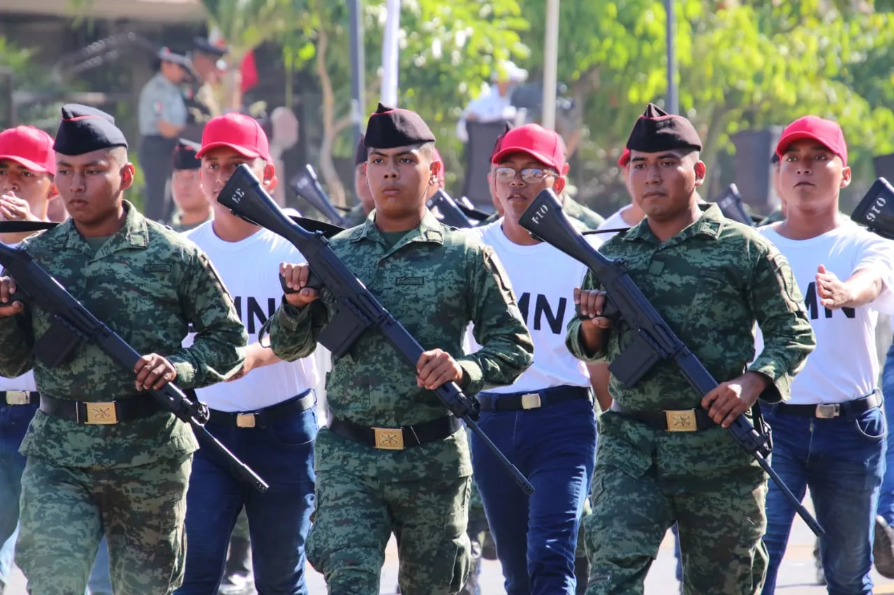 Junto al pueblo, Rutilio Escandón presencia desfile por 113 Aniversario del inicio de la Revolución Mexicana