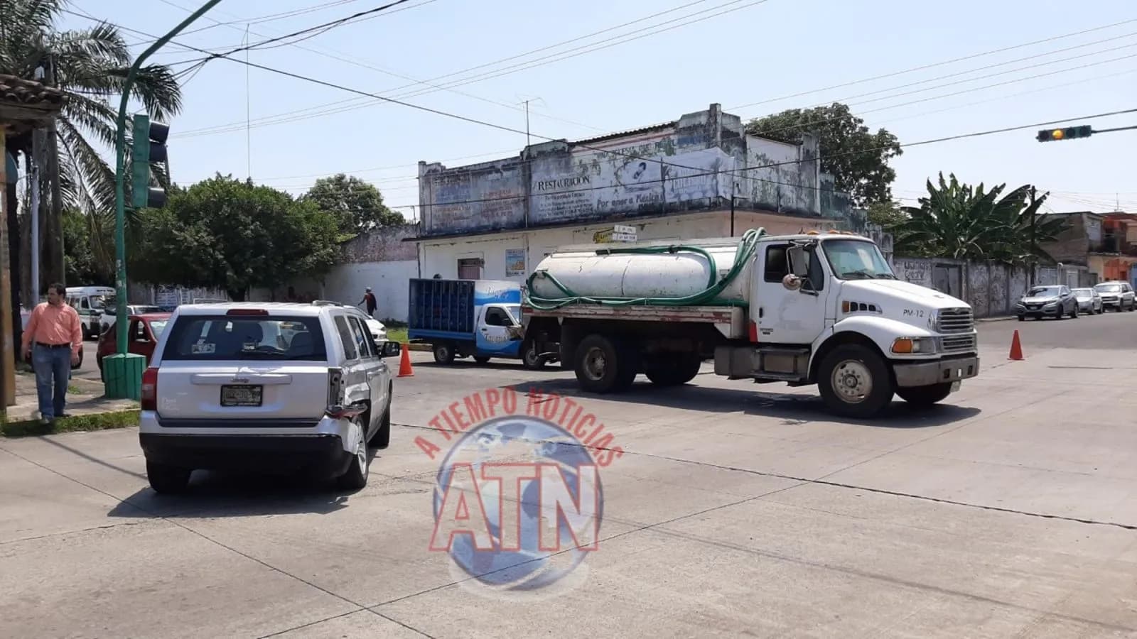 Conductores de vehículos chocaron en un semáforo