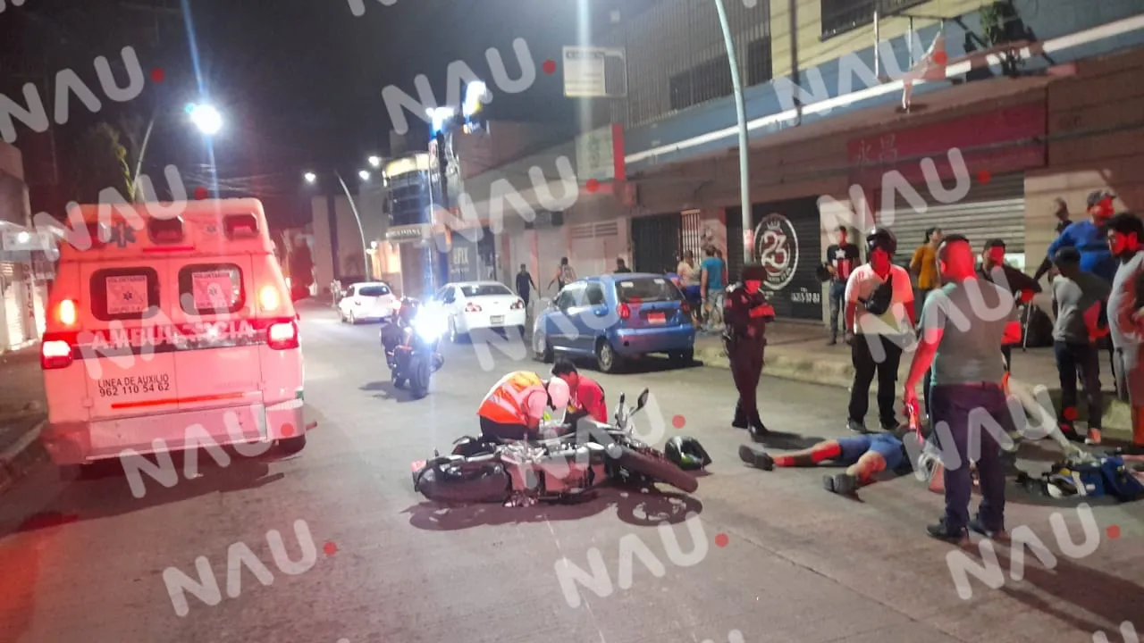 El acompañante de un motociclista resultó lesionado al ser impactado por un vehículo