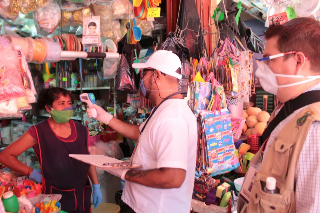 APLICAN MEDIDAS PREVENTIVAS POR COVID-19 EN EL MERCADO SEBASTIÁN ESCOBAR