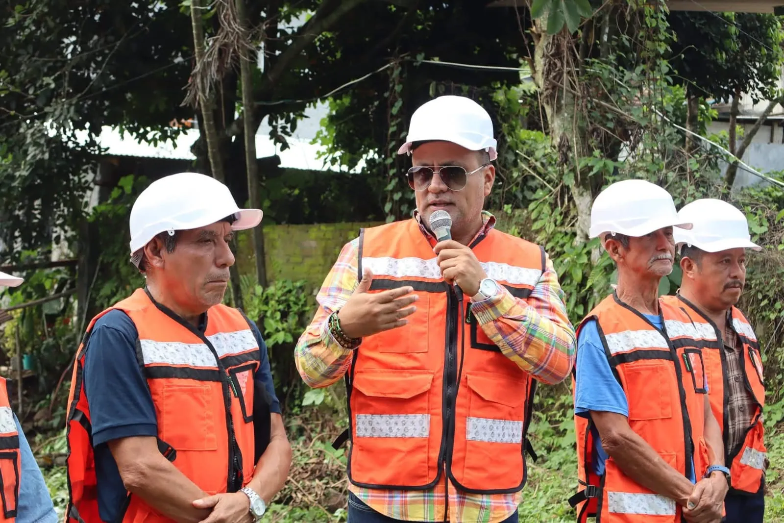 Fabián Barrios de León da banderazo de obra en la Fracción Nueva Esperanza