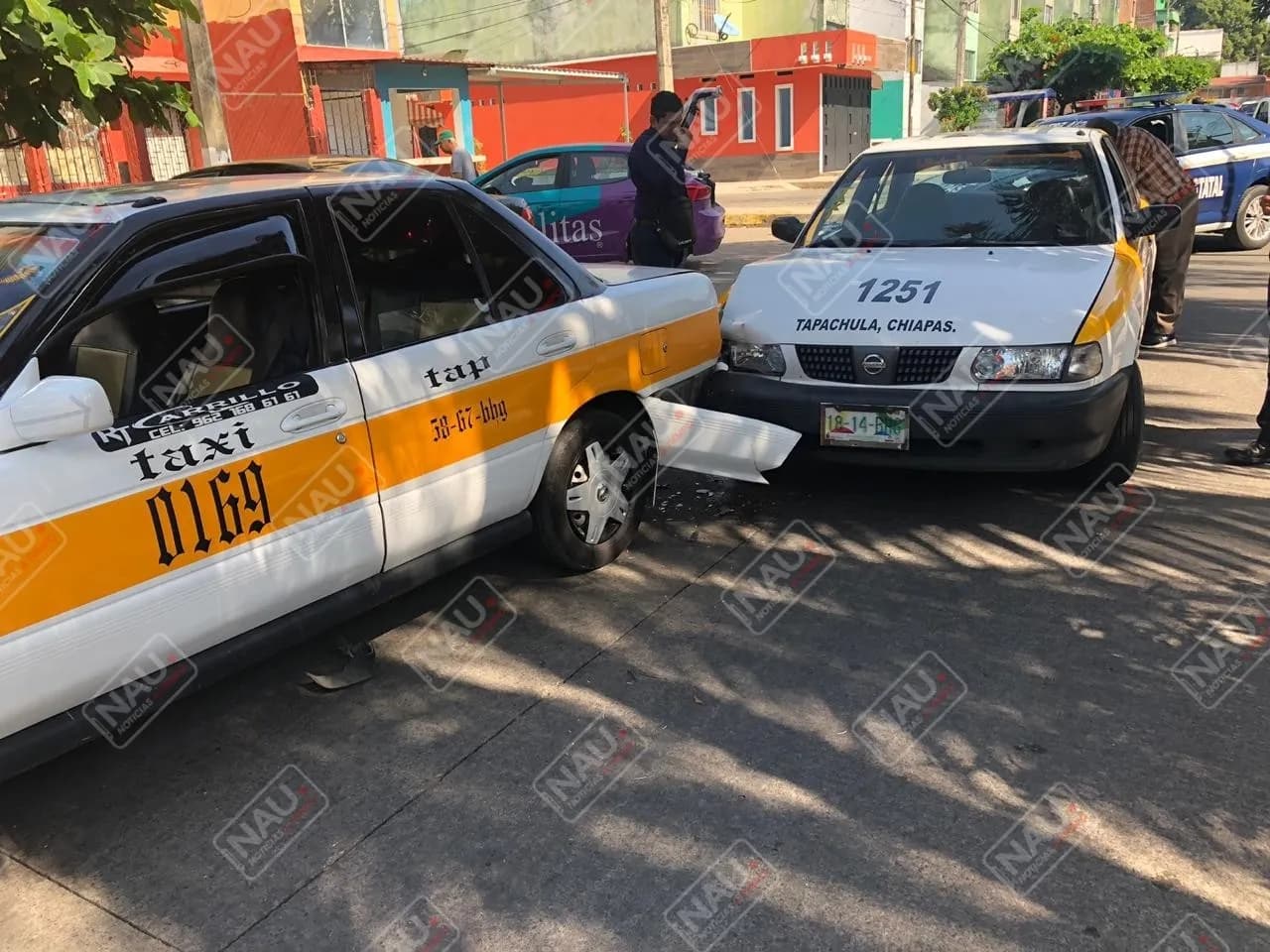 Chocan dos taxistas