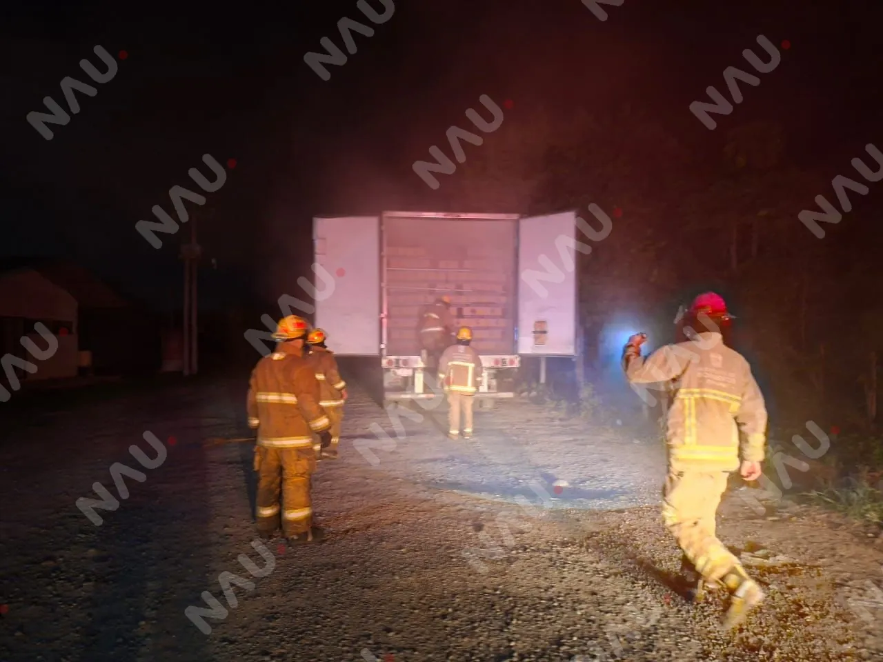 Incendio en caja de tráiler moviliza a cuerpos de emergencia en la carretera Tapachula – Puerto Madero