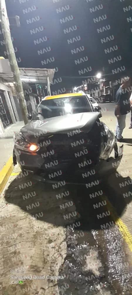 Choque en semáforos deja daños