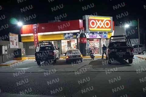1,800 pesos se lleva delincuente al asaltar Oxxo