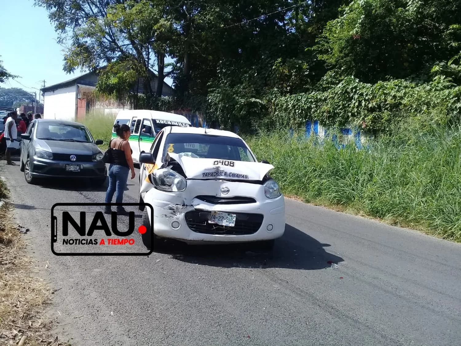 Taxista se impactó por alcance contra una combi colectiva