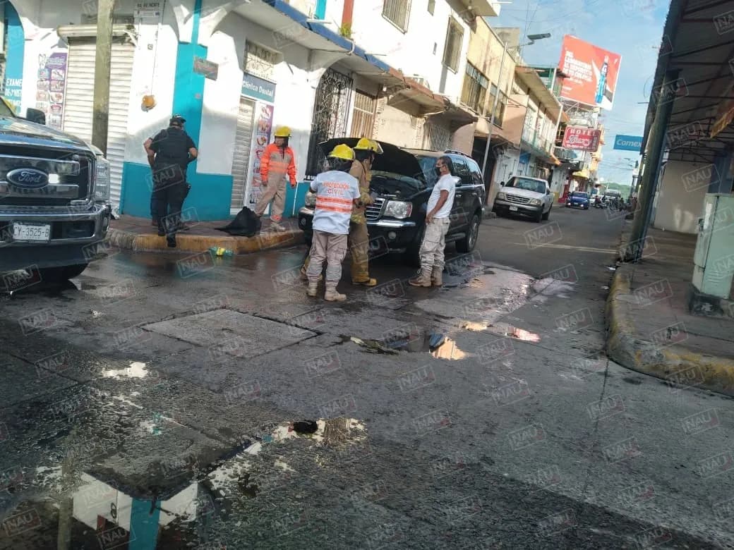 Se incendia vehículo en movimiento en el Centro de Tapachula.