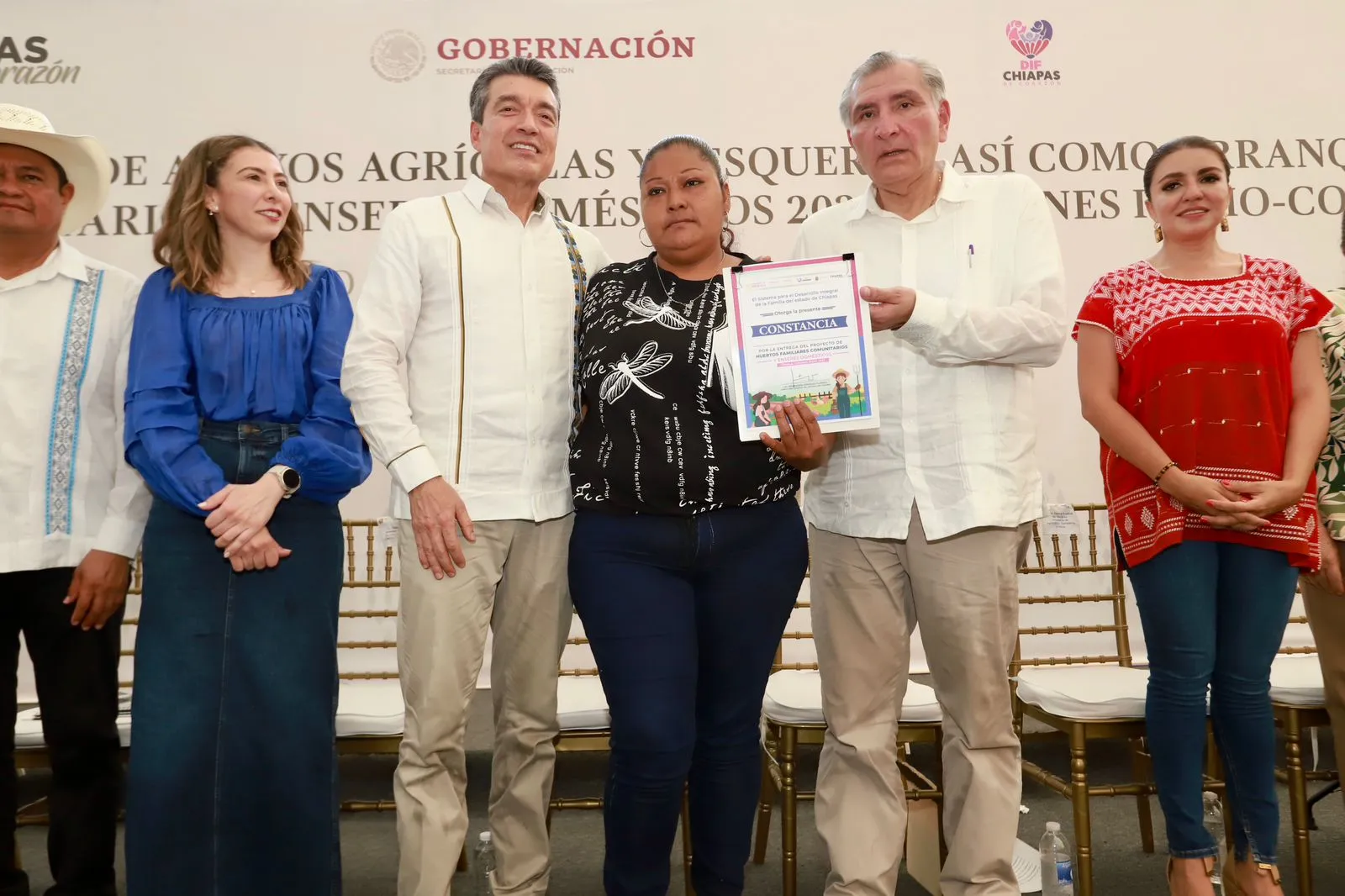 Junto a Adán Augusto, Rutilio Escandón entrega apoyos para fortalecer la seguridad alimentaria