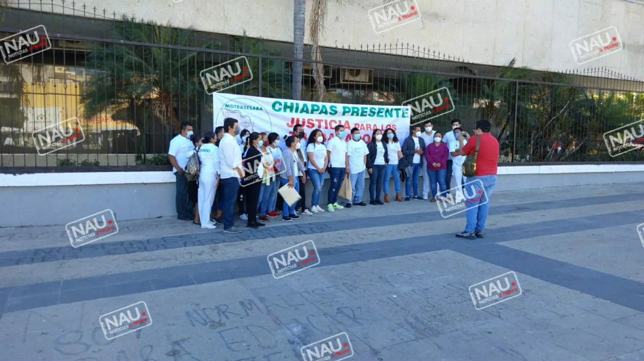 Se plantan en Palacio de Gobierno por despido.