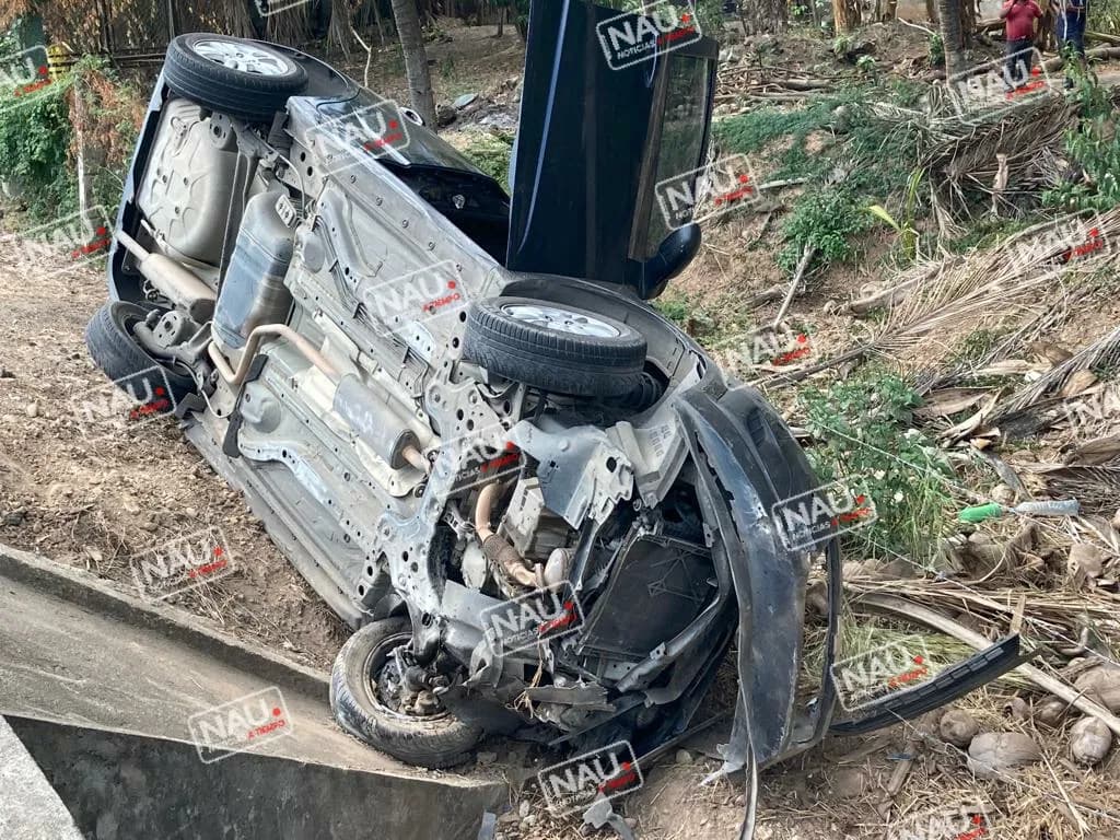 Se le explotó un neumático y se salió de la carretera.