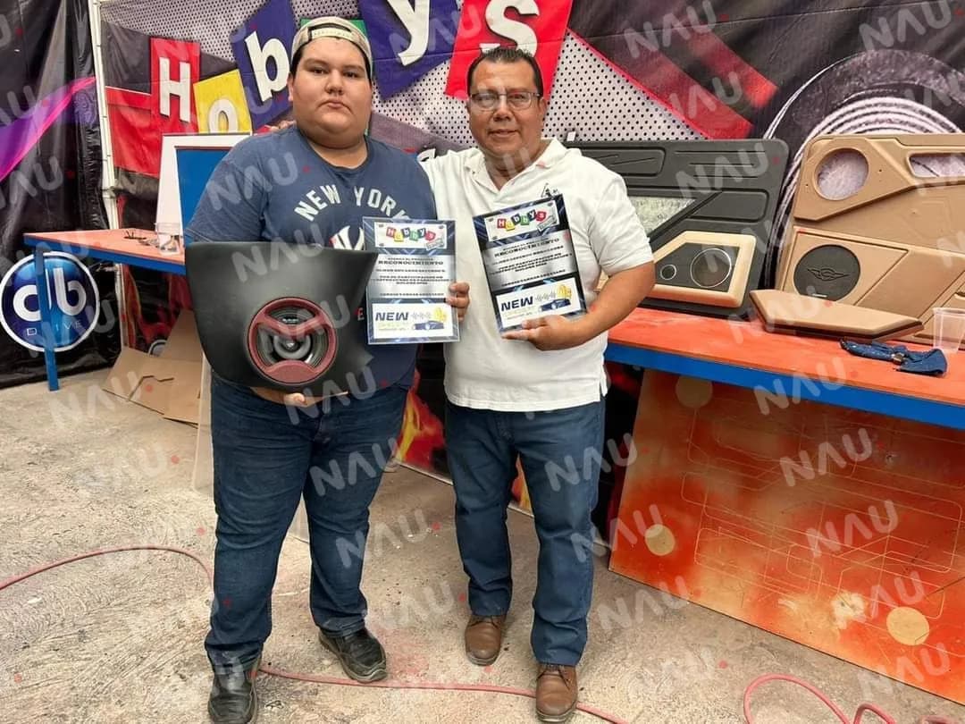 Padre e hijo tapachultecos se capacitan en curso de actualización de car audio en Guadalajara