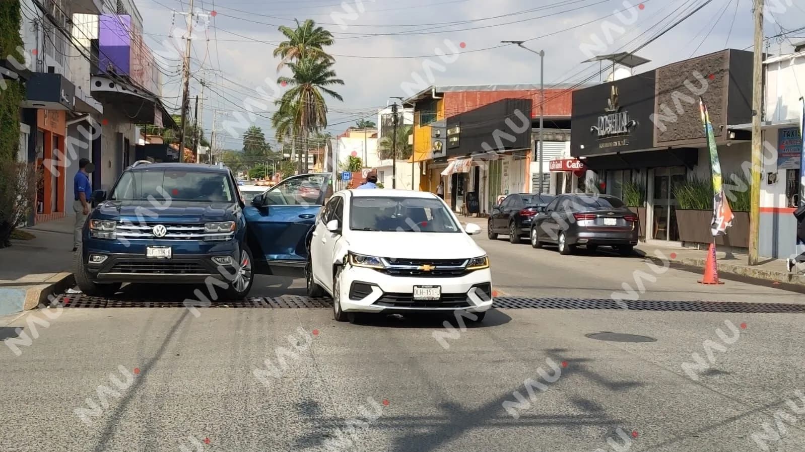 Falta de precaución al abrir puerta provoca choque en la 11ª Norte