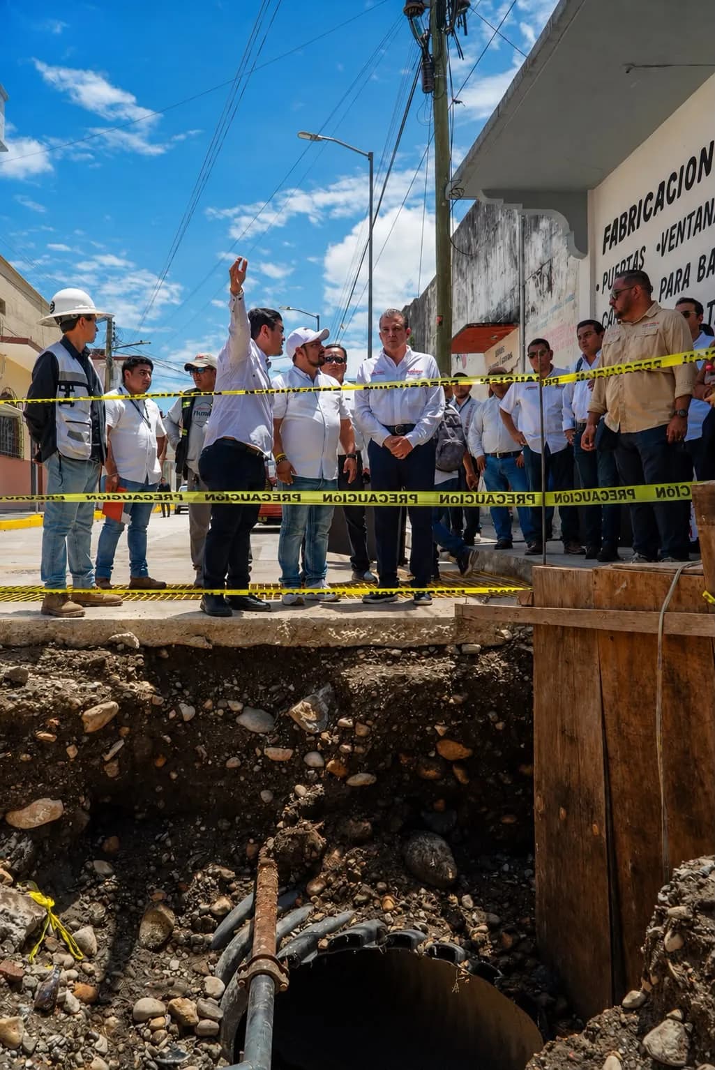 Yamil Melgar supervisa obra pluvial en su fase final para prevenir encharcamientos en el centro de Tapachula