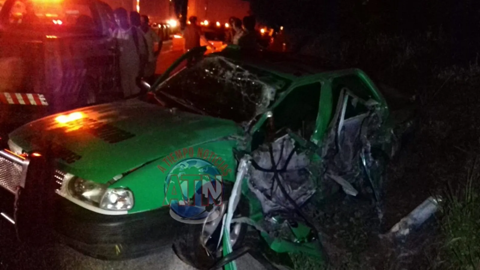 Una persona lesionada al chocar tráiler contra taxi