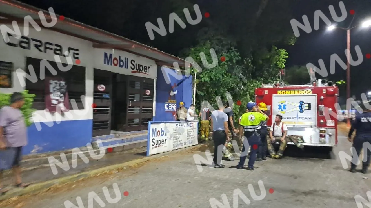 Se incendia 4 vehículos en un taller en el Boulevard príncipe Akishino