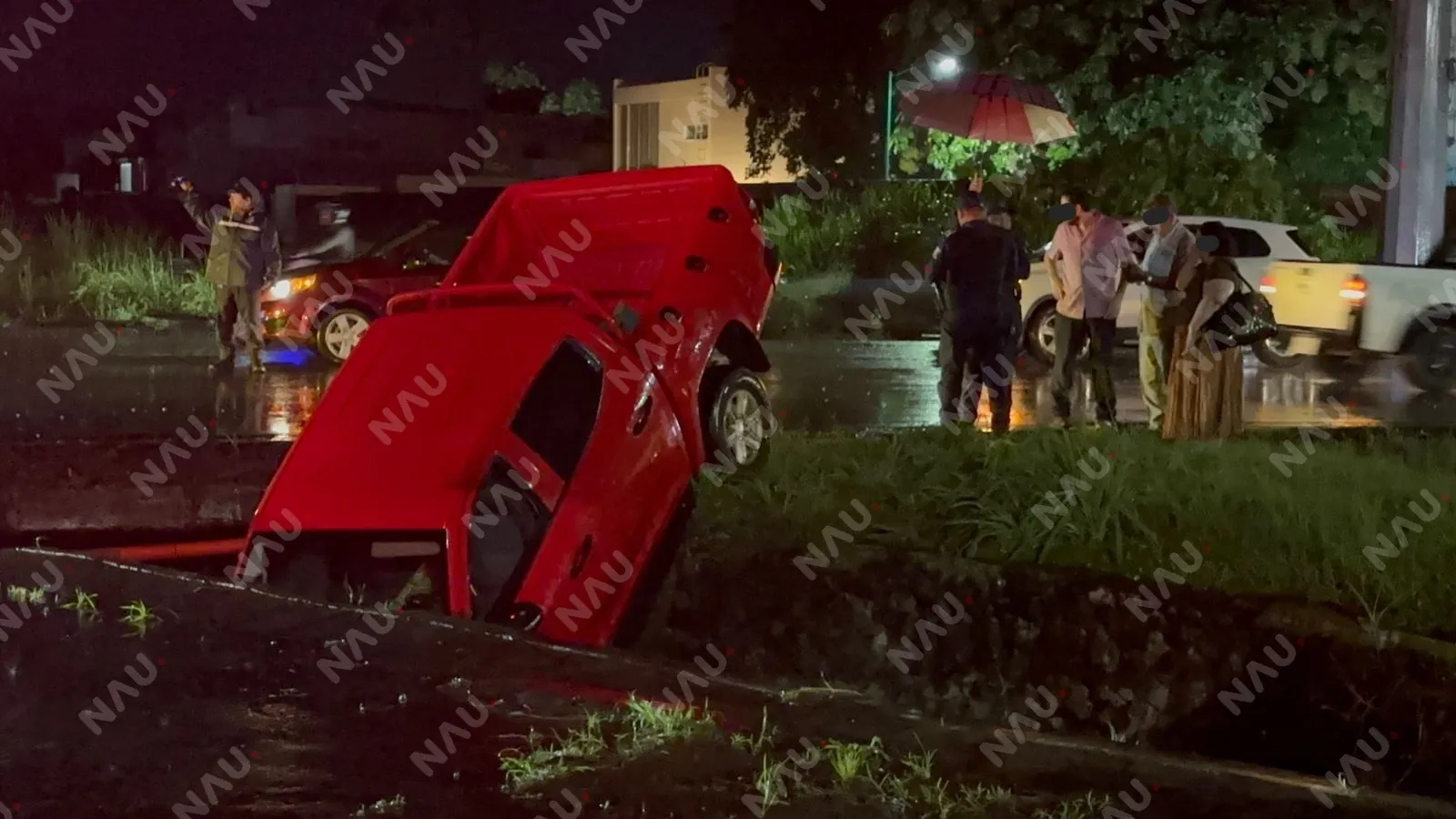 Pareja de la tercera edad cae con su vehículo a un dren pluvial en Tapachula; policía municipal se mete al dren al para rescatarlos