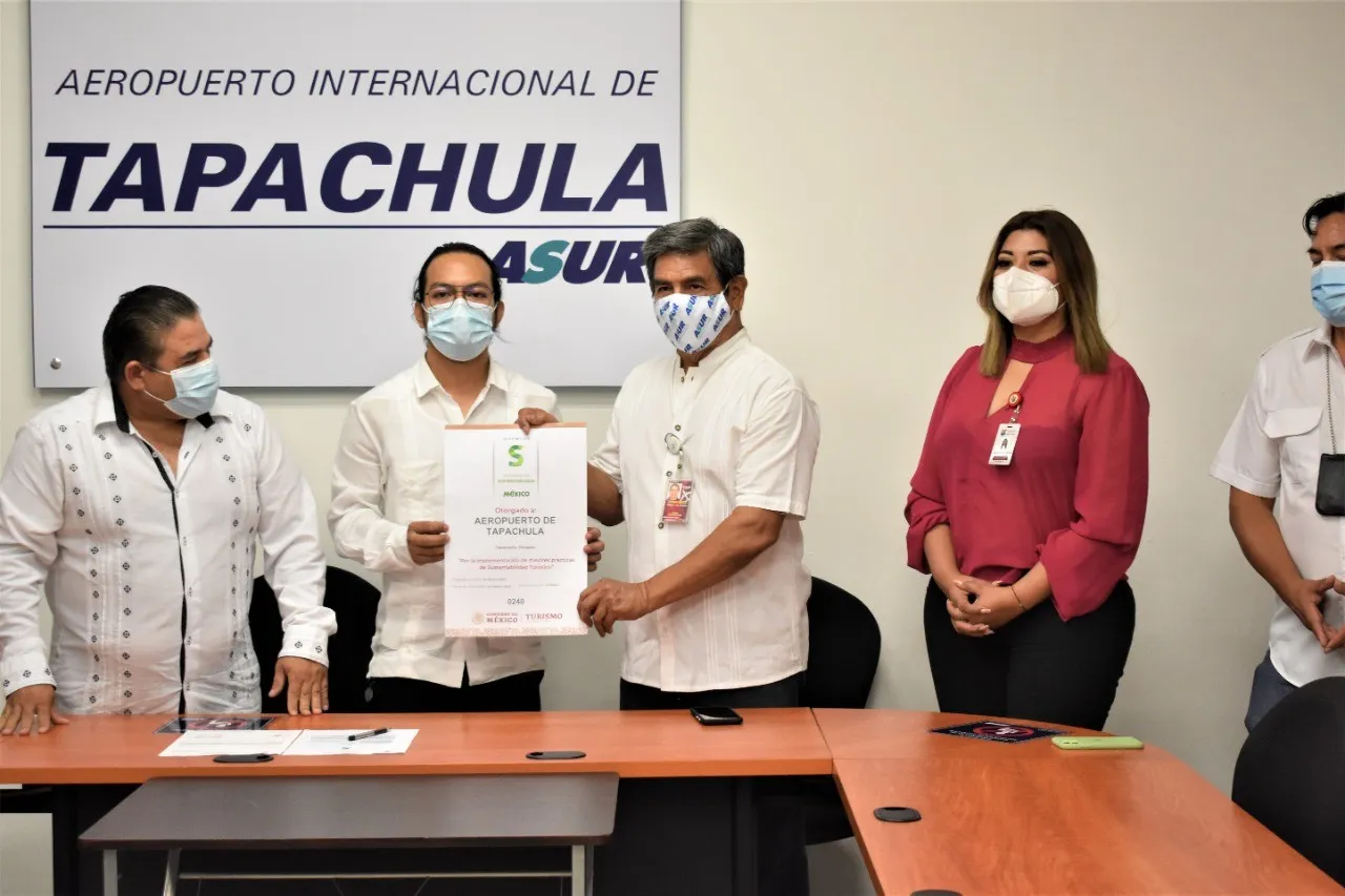 ALCALDE JOSÉ ALBERTO DE SANCRISTÓBAL ATESTIGUA ENTREGA DE DISTINTIVO “S” AL AEROPUERTO DE TAPACHULA