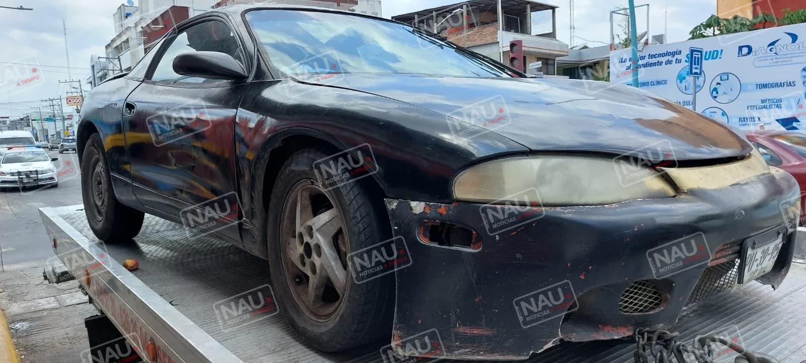 Tránsito y vialidad acude al reporte de vehículo abandonado en pleno centro de Tapachula