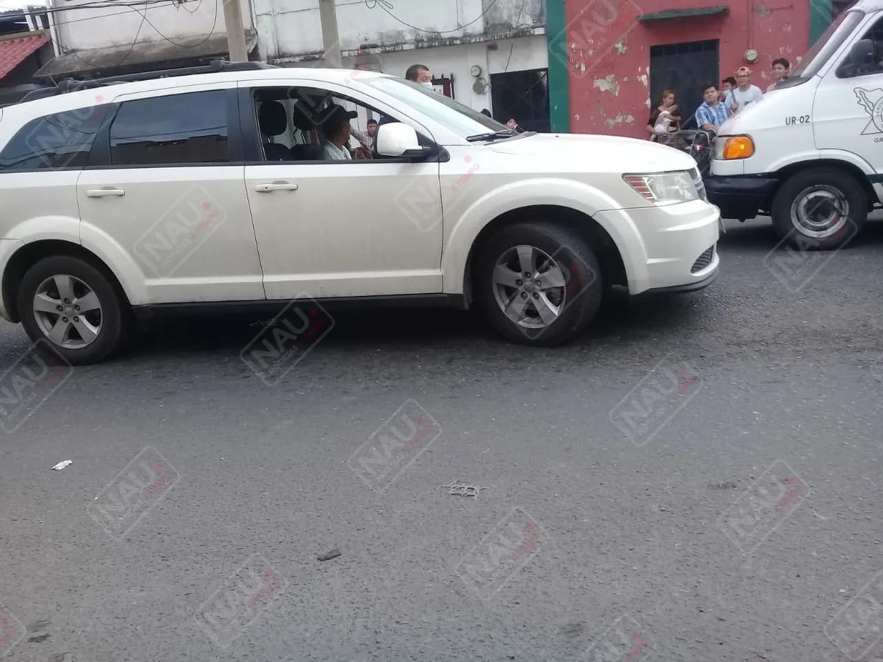 Golpe de 300 pesos por poco termina en zafarrancho