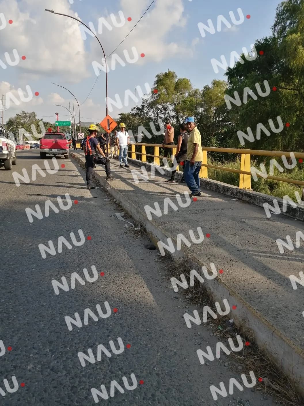 Persona de sexo masculino se intenta tirar del puente del Río Coatan
